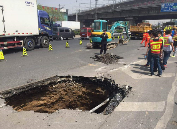 北京南三环路面塌陷-现4米深大坑我要评论4