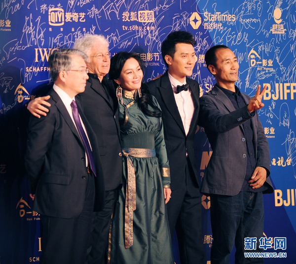 狼图腾剧组,冯绍峰等主创齐聚红毯 新华网 李清摄