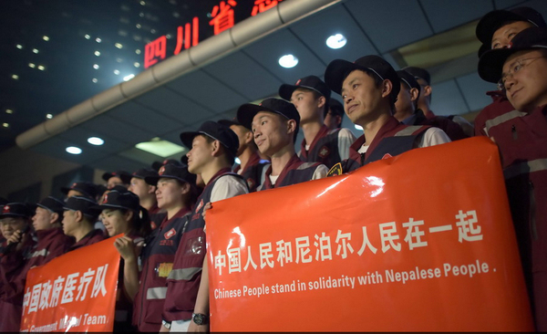 中国政府首支医疗救援队27日起程赴尼泊尔5
