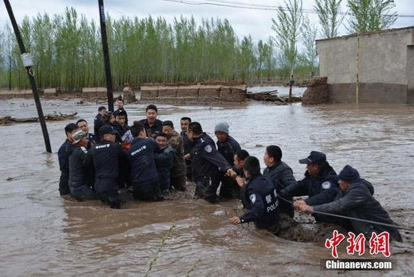 新疆额敏县突降暴雨引发洪水-民警水中拉绳救人