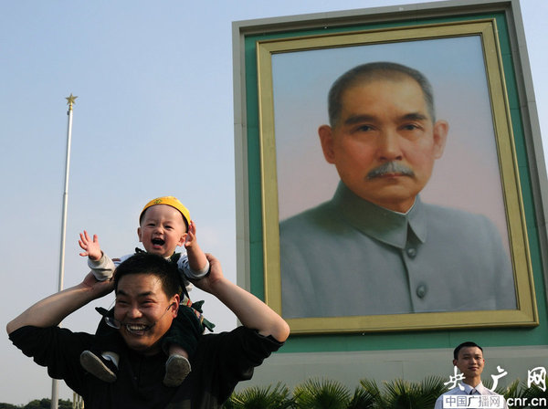 2014年4月27日，北京，孙中山先生的巨幅画像亮相天安门广场，迎接“五一”国际劳动节的到来。