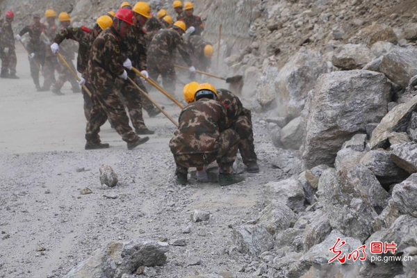 武警千里奔赴西藏地震灾区开展救援3