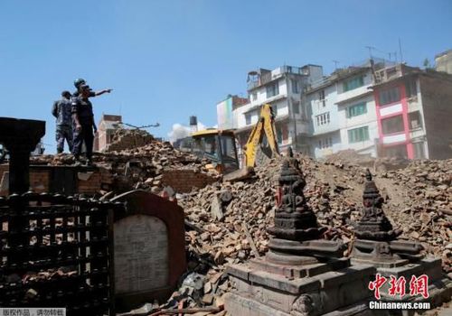 当地时间2015年4月27日，尼泊尔加德满都，尼泊尔警察在一处坍塌的庙宇徒手清理瓦砾，寻找幸存者。