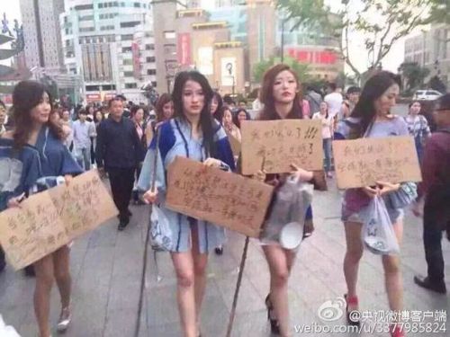 　4月26日晚消息，一大波美女车模打扮成乞丐，在上海徐家汇街头乞讨，以抗议车展拒绝车模导致自己失业。1
