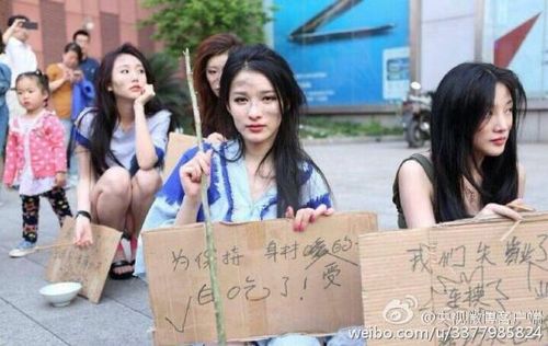 　4月26日晚消息，一大波美女车模打扮成乞丐，在上海徐家汇街头乞讨，以抗议车展拒绝车模导致自己失业。3