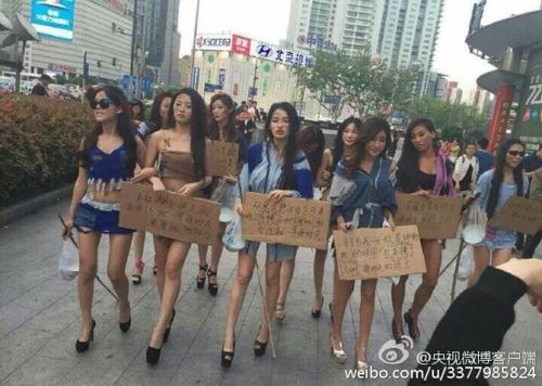 　4月26日晚消息，一大波美女车模打扮成乞丐，在上海徐家汇街头乞讨，以抗议车展拒绝车模导致自己失业。5