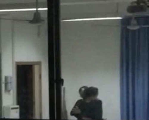 网友发微博称：“重庆市两江中学数学男教师跟女学生在办公室XXX……”并附有不雅图片。