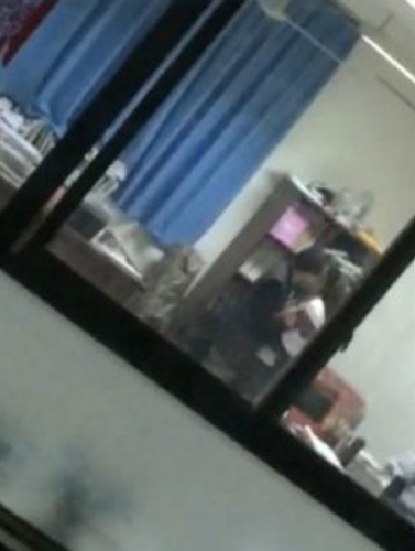 网友发微博称：“重庆市两江中学数学男教师跟女学生在办公室XXX……”附有不雅图片1