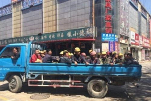 4月28日中午，昌平城区北环路的全聚德店烤鸭店迎来了70多名平时难得一见的客人，浩浩荡荡的占据了整个大厅。他们是附近一家工地的农民工。