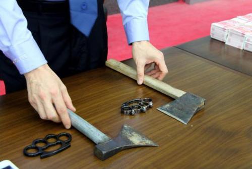　　缴获的斧头、拳刺等涉案物品。
