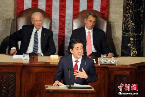 当地时间4月29日，日本首相安倍晋三在美国国会发表演讲，全程未提及“道歉”二字，也没有提慰安妇问题。他这一回避责任的做法引起抗议。 图为安倍发表演讲。 中新社发 张蔚然 摄