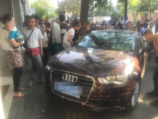 中国江苏网4月30日讯今天下午3点多，在南京后宰门北安门街，一名驾驶奥迪车的女子在购买奶茶时不想排队，与顾客发生争执，顾客见状跑出店外躲避，女子竟驾驶一辆奥迪轿车在慢车道上追赶。