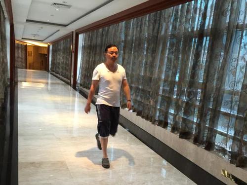 蒋荣超正准备进入健身房。 本组图片来源 澎湃新闻记者 程艺辉 图