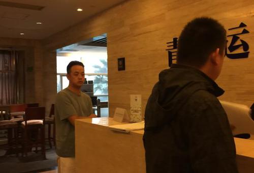 站在前台旁的李图强