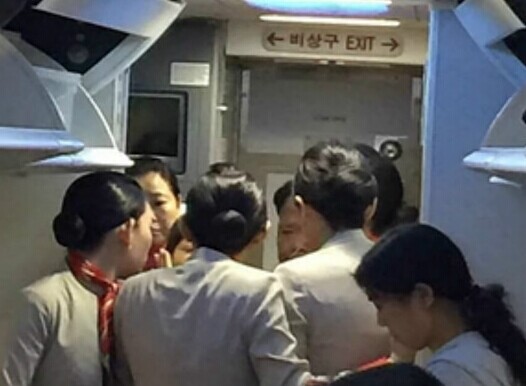有网友爆料,4月29日凌晨,从韩国务安机场飞往中国重庆的德威航空公司TW9693航班在登机过程中出现韩国空姐殴打中国游客事件,被打的是一位老人。