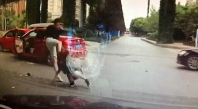 男子逼停女司机-将其拉下车打成脑震荡4