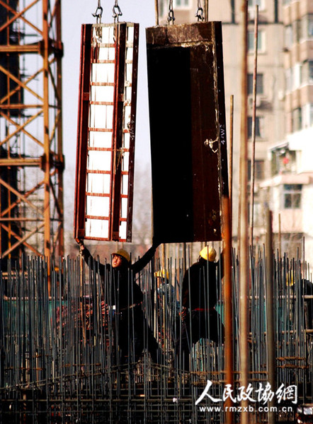 正在忙碌的建筑工人 本报记者 姜贵东摄