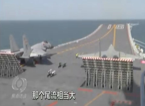 5月2日，中央电视台《焦点访谈》节目聚焦中国航母辽宁舰，曝光了辽宁舰连续放飞歼-15舰载机的画面。图为两架歼-15舰载机在辽宁舰航母上准备起飞。