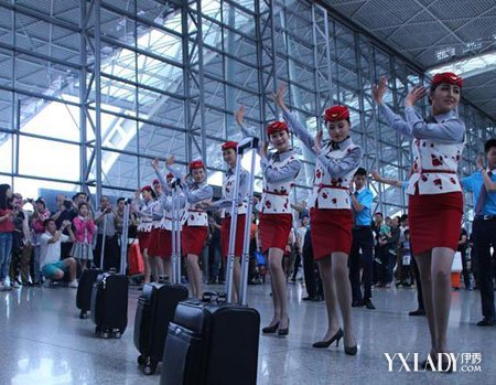 成都双流国际机场空姐热舞小苹果 呼吁人们文明乘机安全出行