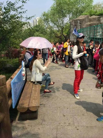 最霸气女教师出游-小学生为其打伞遮阳4
