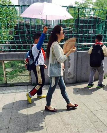 最霸气女教师出游-小学生为其打伞遮阳3