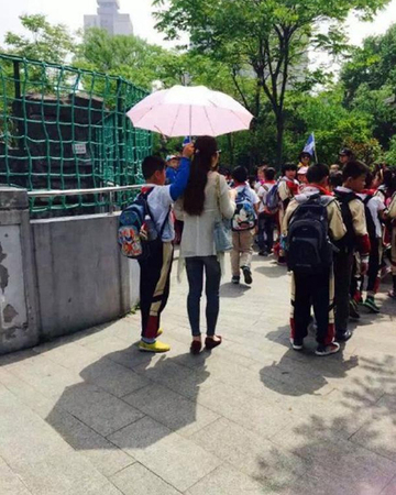 最霸气女教师出游-小学生为其打伞遮阳2