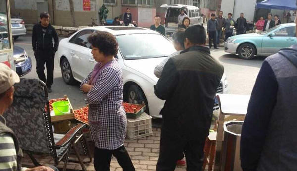 　有网友报料，辽宁大连一名女子驾驶一辆白色奥迪轿车停在华西小区公交车站，下车后与简易摊位卖水果的母女发生争执。之后，女子打电话叫来两名男子，并指使其中一名男子开动奥迪车撞击水果摊位。女子在现场叫嚣“局里没有不认识我的，一会儿让你跪下。”