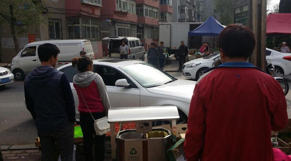 据报料人透露，就在当事人被警察带走后，又有几名男子来到水果摊，挥起摊位上的草莓箱，砸中水果摊年轻女子的父亲。老人随即被送往医院救治。