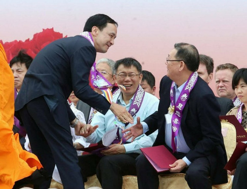 朱立伦（左）出席国际佛光会活动。（图片来源：台湾《联合晚报》）