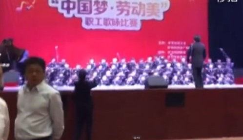 贵州毕节大剧院舞台突然垮塌-多人坠下升降台3
