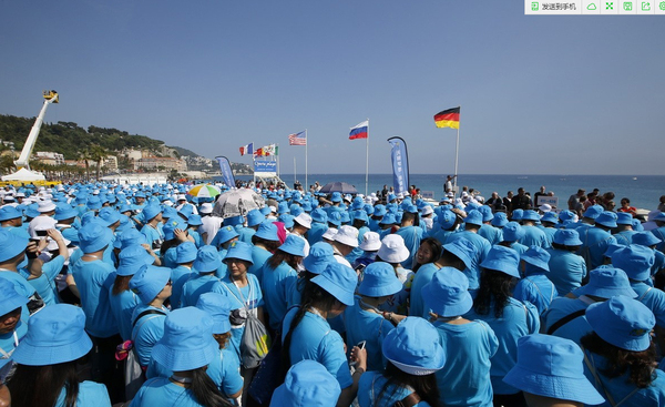 中国企业组织6000余人旅行团游法国4
