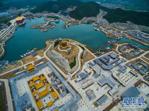 空中俯瞰圆明新园的“福海”（5月5日摄）。新华社记者徐昱摄
