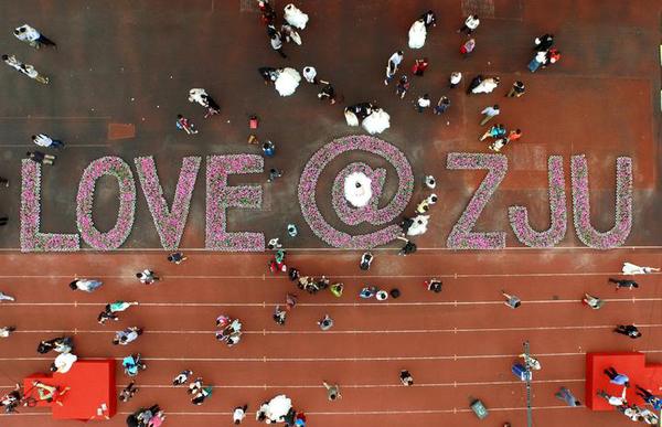 鲜花拼出“LOVE@ZJU”(缘定浙大)的字样