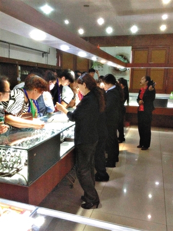 5月4日，记者报名体验一个北京一日游的特价团，仅两小时在景区游玩，其余均为逛物环节。