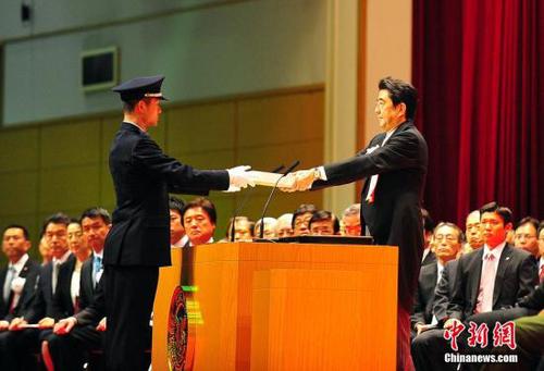 资料图：日本首相安倍晋三3月22日参加位于横须贺市的日本防卫大学毕业仪式。他在向毕业学员发表的“训示”中，再度表达其对于“集体自卫权”的强烈意欲。中新社发 王健 摄