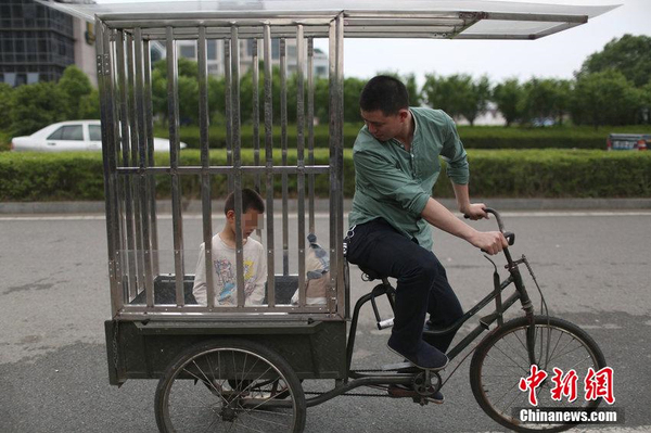为载痴儿看风景-父亲自制爱心“铁笼车”4