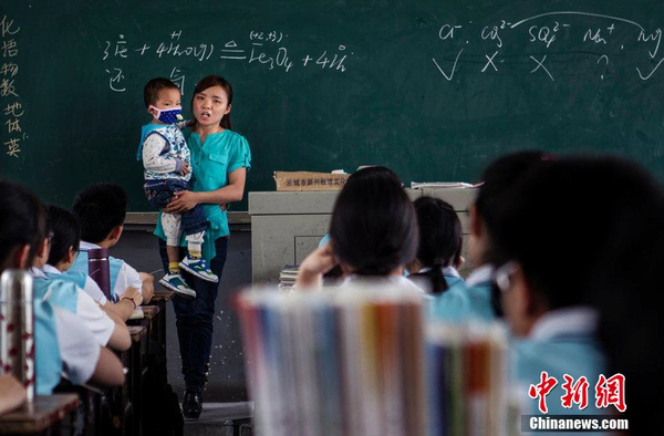 湖南一高中女教师抱患白血病儿子上课3