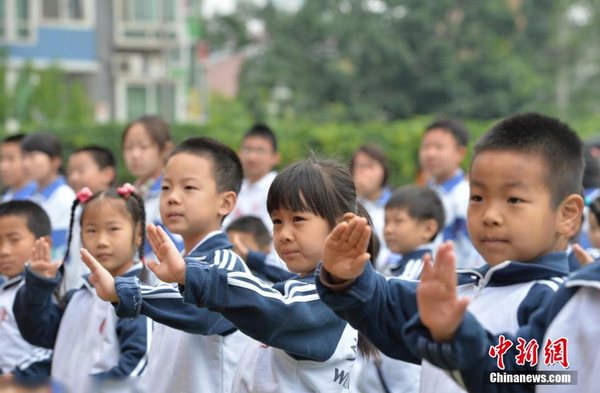 北京千名中小学生演练控烟手势3