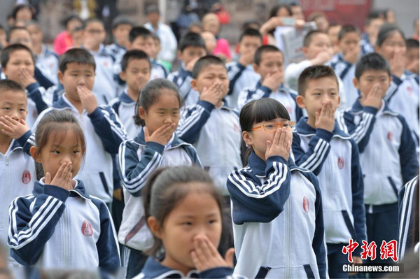 北京千名中小学生演练控烟手势2