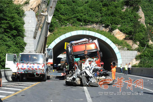 高速公路封闭，进行道路清障。