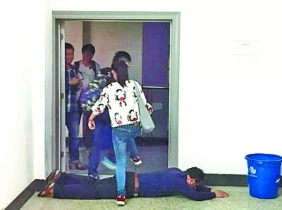 教授趴地求学生赐“胯下之辱”-有学生从后门逃跑2