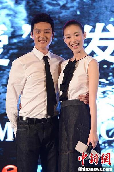 2013年7月15日，由乐视影业出品的都市爱情电影《我想和你好好的》在北京举办了主题为“疯爱”的首场新闻发布会。导演李蔚然，主演冯绍峰、倪妮亮相。冯绍峰与倪妮身着黑白情侣装，从一下车两人便一路牵手大方示爱。 中新社发1