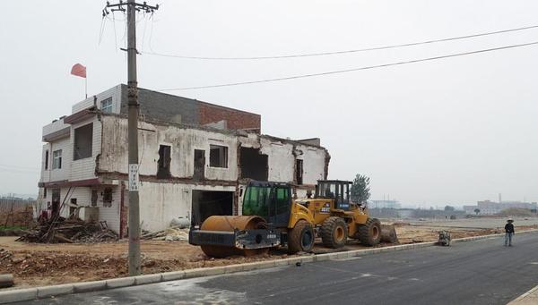 洛阳最牛“钉子户”顶国旗腰斩道路。