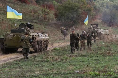 资料图：乌克兰士兵在卢甘斯克进行野战训练