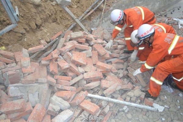 兰州20米围墙突然倒塌-9人被埋2人身亡7