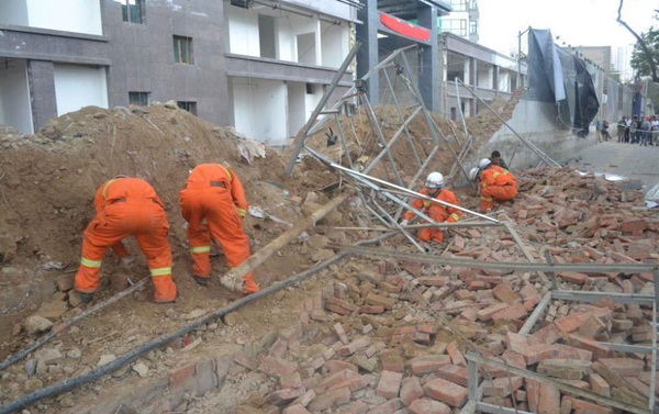 兰州20米围墙突然倒塌-9人被埋2人身亡5