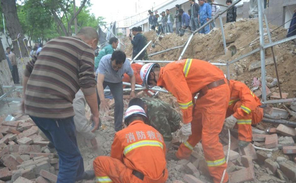 兰州20米围墙突然倒塌-9人被埋2人身亡4