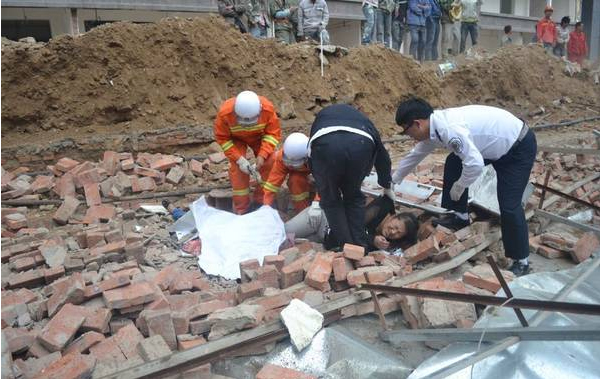 兰州20米围墙突然倒塌-9人被埋2人身亡2