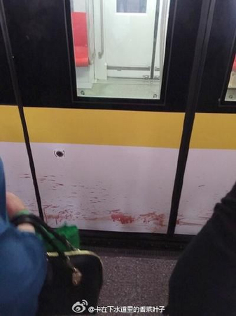 上海地铁3号线一男子落轨身亡-车厢外现血迹3