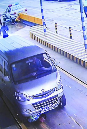 司机听到改装车要罚500元-驾车拖行交警78米2